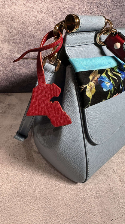 تعليقة جلد خريطة الكويت عنابي